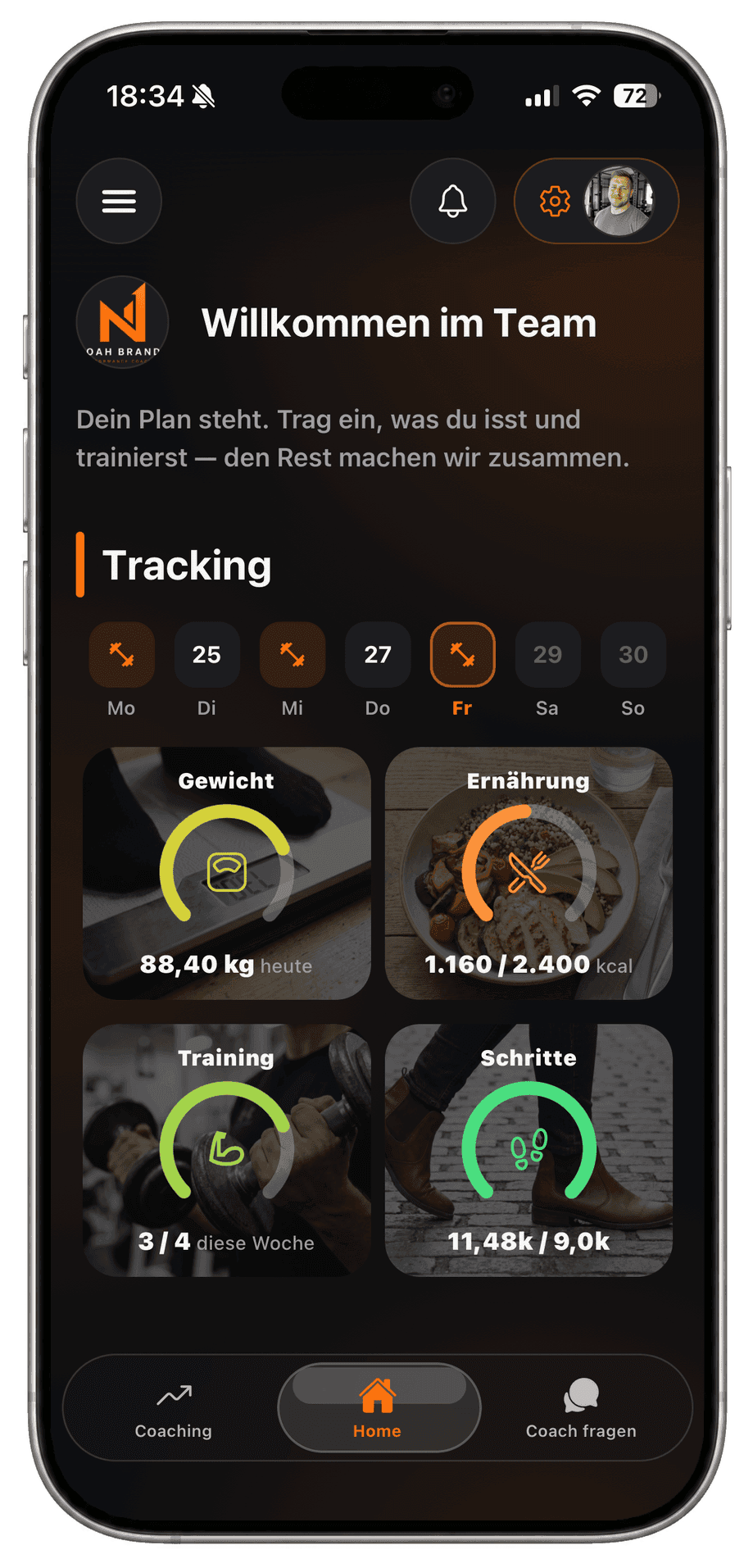Athleten-App unter der Marke des Coaches: Wochenübersicht mit Gewicht, Ernährung, Training und Schritten