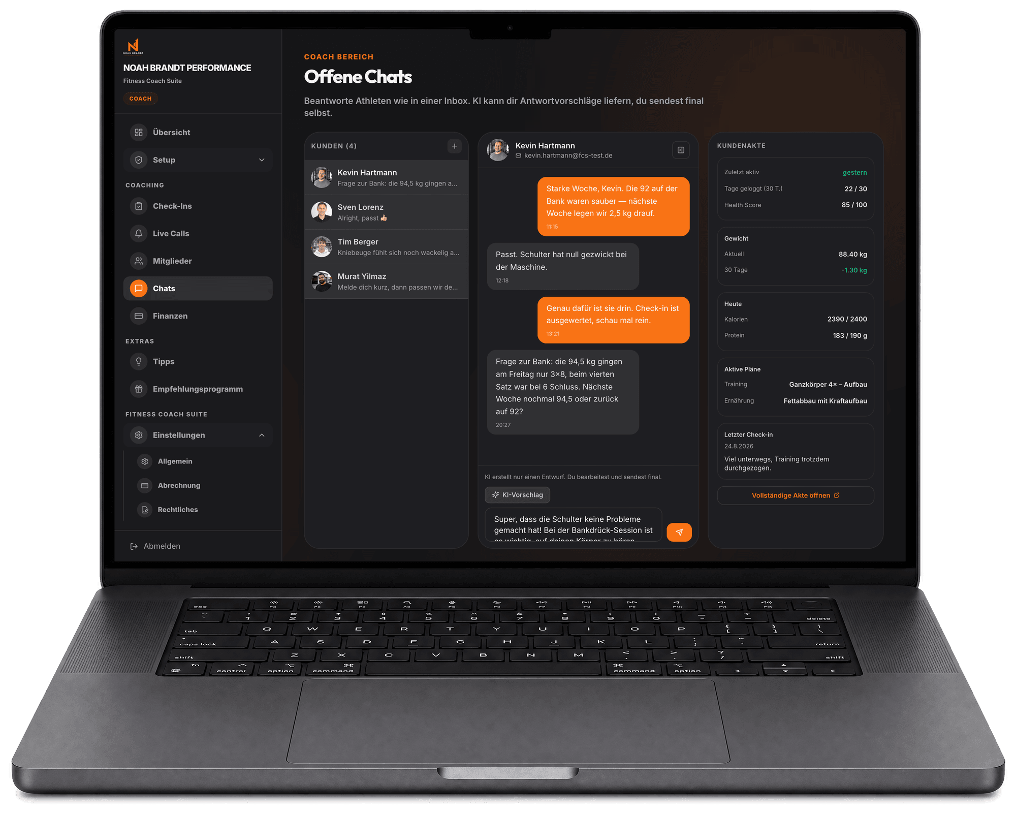 Chat im Coach-Portal im Browser: Athleten-Postfach, offene Unterhaltung mit KI-Antwortvorschlag im Eingabefeld und die Akte des Athleten daneben